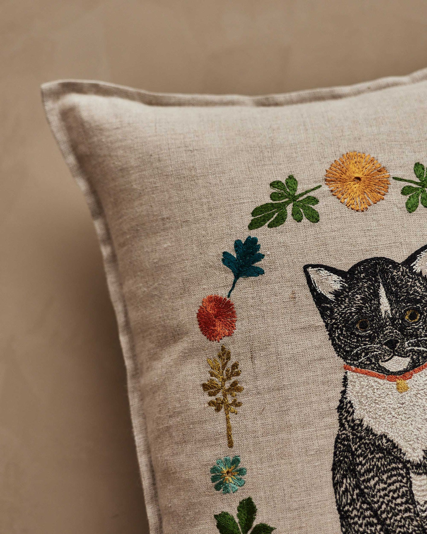 Kitten Cameo Pillow - Embroidered